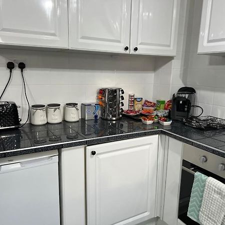 Tudor House - 6 Guests -Off Street Parking -Quiet Location - Secure Garden วีแกน ภายนอก รูปภาพ